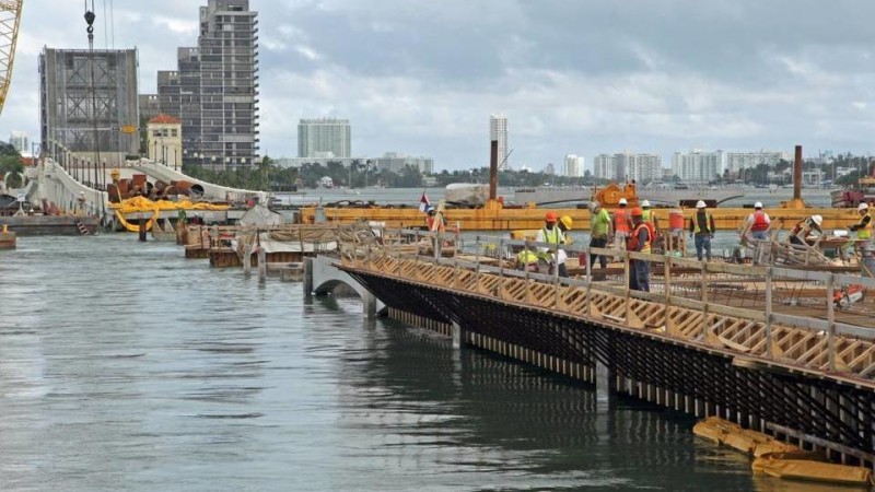 A medida que las masas se desplazan por la Semana del Arte, la construcción del puente Venetian Causeway bloquea una entrada para la misma